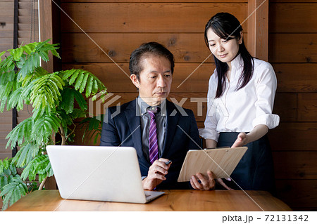 中高年のビジネスマンとビジネスウーマン 72131342