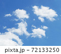 白い雲がきれいな青空の写真 72133250