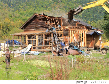 山の一軒家の解体作業、後始末 72133755