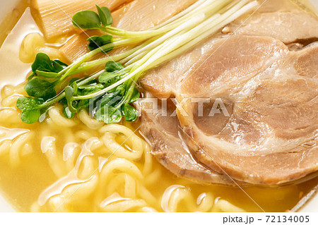 塩ラーメン。具は、チャーシュー・メンマ・カイワレダイコン。 塩ラーメン。具は、チャーシュー・メンマ・カイワレダイコン。 72134005