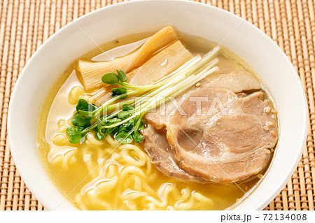 塩ラーメン。具は、チャーシュー･メンマ･カイワレダイコン。 72134008