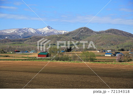 北海道の景色「春のニセコ・畑」(北海道ニセコ町) 北海道の景色「春のニセコ・畑」(北海道ニセコ町) 72134318