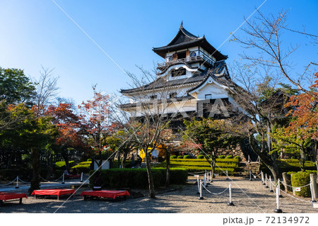 愛知県犬山市 紅葉が色づき始めた犬山城の写真素材