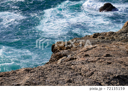 日本海の荒波と海食崖 島根県出雲市大社町 日本海の荒波と海食崖 島根県出雲市大社町 72135159