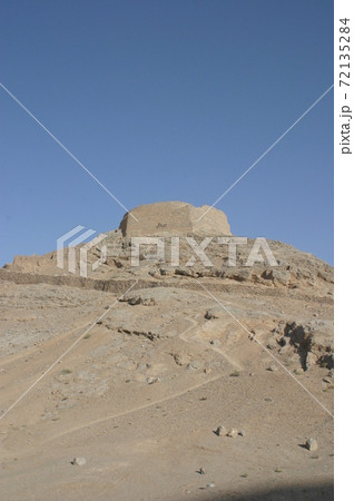 イラン東部の町ヤズドのゾロアスター教の鳥葬場「沈黙の塔」 72135284