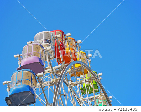 青空と大きくて回るカラフルな観覧車の写真素材