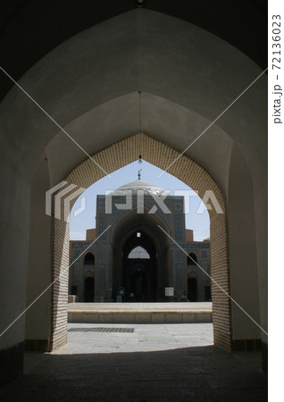 イラン東部の町ヤズドのモスク「マスジデ・ジャーメ」 72136023