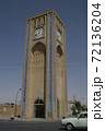 イラン東部の町ヤズドの時計塔 72136204