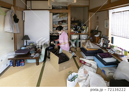 散らかった部屋を片付ける作業員 72136222
