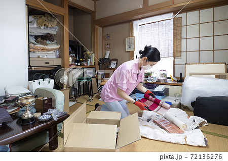 散らかった部屋と片付ける作業員 72136276