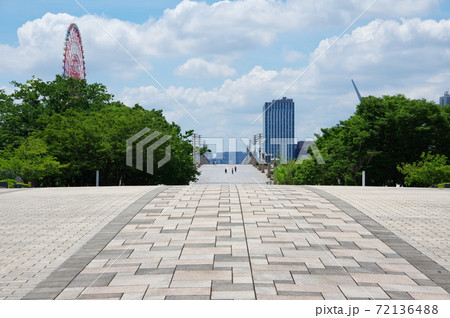 シンボルプロムナード公園：有明のつどい橋からお台場方面を望む 72136488