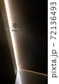 扉から漏れる光 72136493