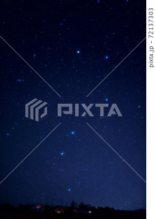 北杜市大泉町、北の空に立ち上がり昇り始めた北斗七星 72137303