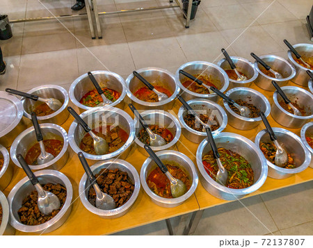 ミャンマーの現地レストランでの食事(カレー風料理) ミャンマーの現地レストランでの食事(カレー風料理) 72137807