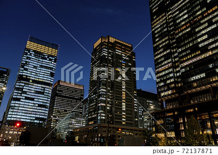 オフィスビル街の夜景　東京　丸の内 72137871