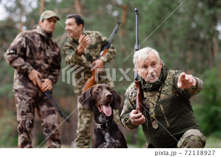 Family Man and Sons Hunting with Pointer Dog. 72138927