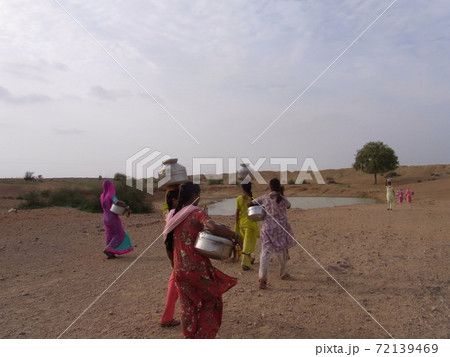 砂漠で水を汲むインド人 72139469