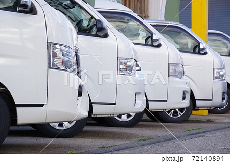 市場に駐車する商用車　ビジネスイメージ 72140894