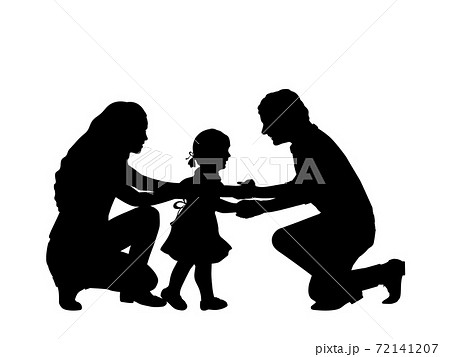 Silhouettes parents holding little daughte by hands Silhouettes parents holding little daughte by hands 72141207