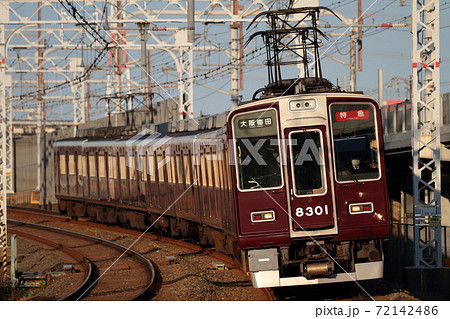 夕日を浴びながら走る阪急8300系電車 72142486