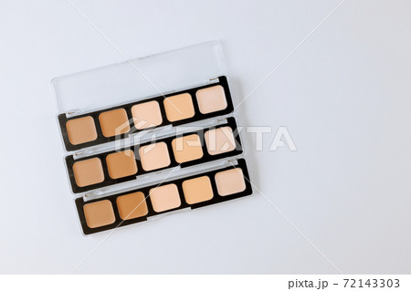 Set of makeup eyeshadow palette cosmetics for eyes isolated over white background Set of makeup eyeshadow palette cosmetics for eyes isolated over white background 72143303