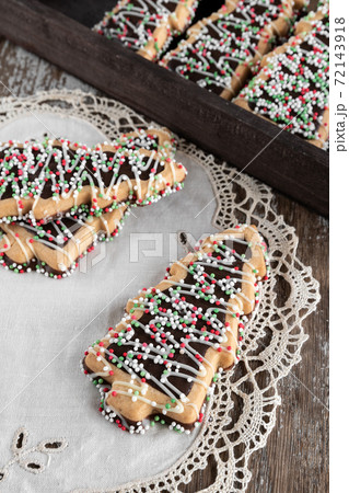 Delicious Christmas tree-shaped cookies Delicious Christmas tree-shaped cookies 72143918