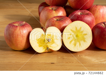 りんご 断面 蜜入り林檎 (11月) こうとく りんご 断面 蜜入り林檎 (11月) こうとく 72144662