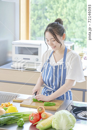 料理する女性 72146093
