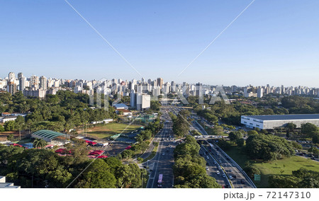 Sao Paulo city, 23 de Maio avenue and Ibirapuera park. Sao Paulo city, 23 de Maio avenue and Ibirapuera park. 72147310
