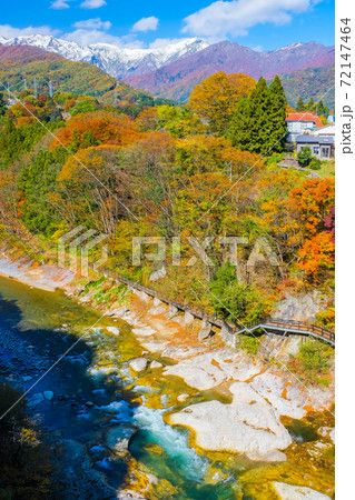 紅葉の利根川と谷川連峰（縦） 72147464