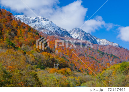 紅葉の渓谷と谷川岳 72147465