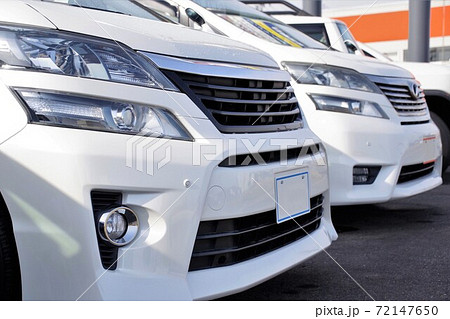販売店に並ぶ車 ミニバン 販売店に並ぶ車 ミニバン 72147650
