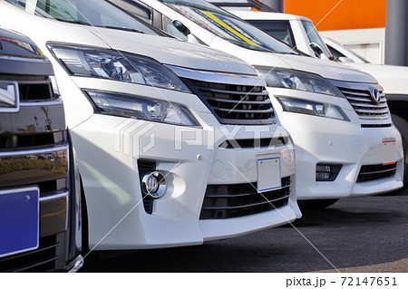 販売店に並ぶ車　中古車店のミニバン 72147651