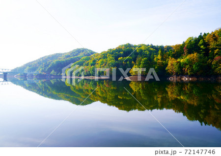 秋の富里湖　北海道北見市 72147746