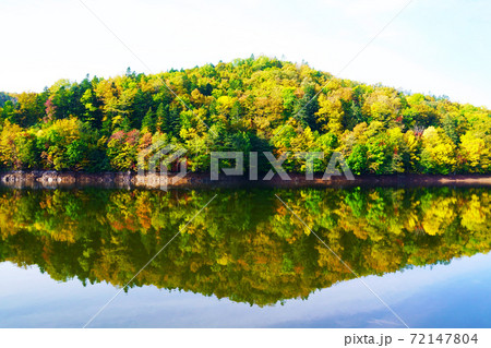 秋の富里湖　北海道北見市 72147804