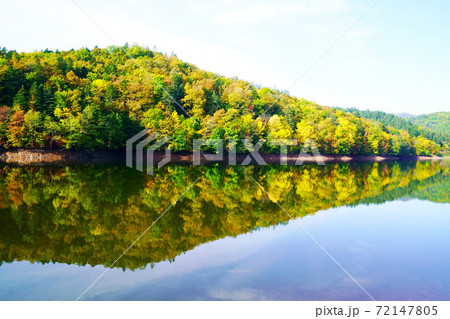 秋の富里湖　北海道北見市 72147805