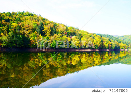 秋の富里湖　北海道北見市 72147806