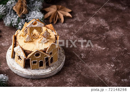 Christmas cake with gingerbread houses 72148298