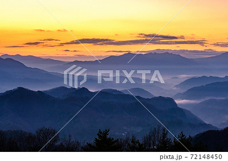 夜明け（朝靄の山並み） 72148450