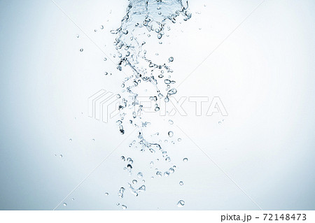 濺水如何像瀑布一樣落下 照片素材 圖片 圖庫