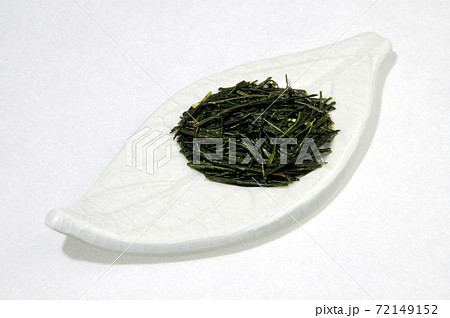 皿に盛った茶葉 72149152