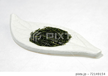 皿に盛った茶葉 皿に盛った茶葉 72149154