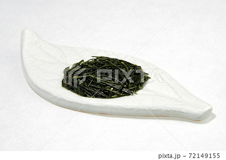 皿に盛った茶葉 72149155