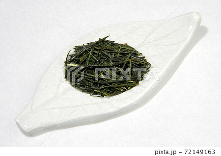 皿に盛った茶葉 72149163