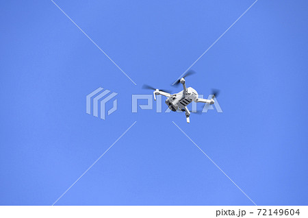 飛行中のドローン 72149604