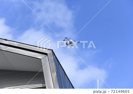 ドローンによる屋根の点検（地上から見た様子） 72149605