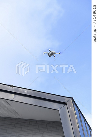 ドローンによる屋根の点検（地上から見た様子） 72149618