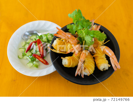Deep fried wrapped shrimps with noodle 72149766