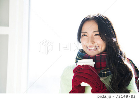 若い女性のポートレート　ストール　コーヒー 72149783