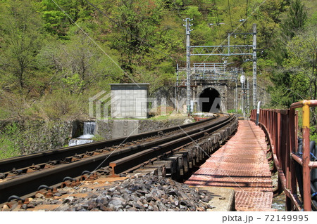 湯桧曽川に架かるJR上越線の鉄橋 湯桧曽川に架かるJR上越線の鉄橋 72149995